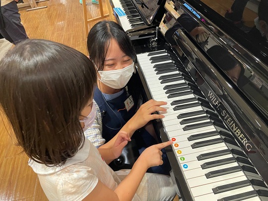 豊かなこころを育てるピアノコンサート開催致します♪ お子様から大人の方まで楽しめるコンサートです ピアノ演奏 当店のピアノインストラクターによるピアノ演奏です！皆様ご存知のあの曲や、クラシックまで幅広くご用意しております。楽しい雰囲気で会を進めて参りますので、お子様のコンサートデビューにもぴったりで […]