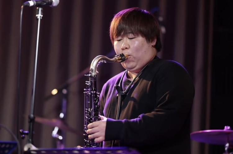 皆さま、こんにちは！島村楽器イオンモール京都桂川店、サックスインストラクターの床分 翔貴（とこわけ しょうき）です。 「いつかカッコよくサックスを吹いてみたい」「ジャズやポップスのあのメロディを奏でられたらいいな……」 そんな皆さまの憧れを、この夏、まずは「入会金不要」で形にしてみませんか？ご自身の [&hellip;]