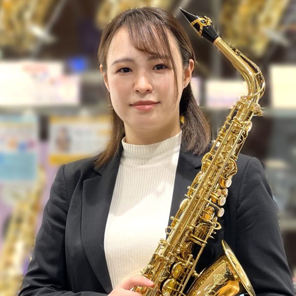 イオンモール堺北花田店<br />
サックスインストラクター<br />
藤原　朱里（ふじわら　あかり）