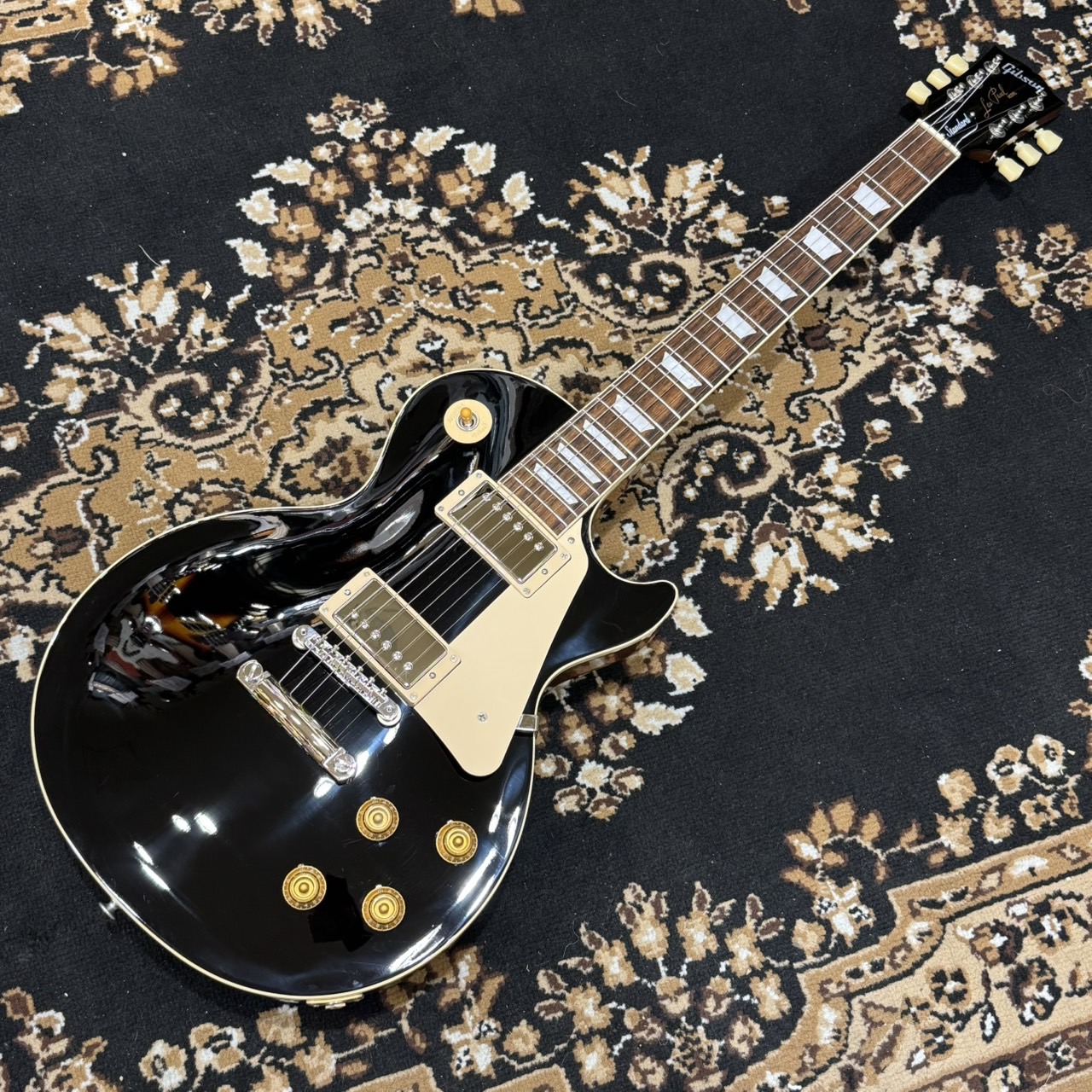 レスポールフリークの皆様。こんちゃ。ご存じ篠田でございます。長らく入荷のなかったGibson LesPaul Standard 50s 入荷しました！ イケてますねぇ...。現在、レギュラーラインには　50s 60s という2つのスタイルがあります。それぞれ50年代60年代当時の作りをお手本としてい […]