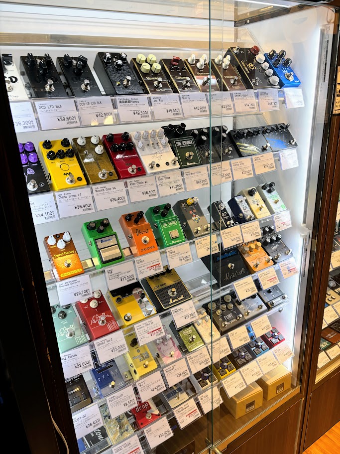 CONTENTS桂川店にて展示中のお得なギターやベースのエフェクターをご紹介！試奏/取り置き予約　こちらより承ります。桂川店にて展示中のお得なギターやベースのエフェクターをご紹介！ 特価品は全て1点ものです。在庫は記事掲載時点の物になりますので売り切れの場合はご容赦願います。 試奏/取り置き予約　こ […]