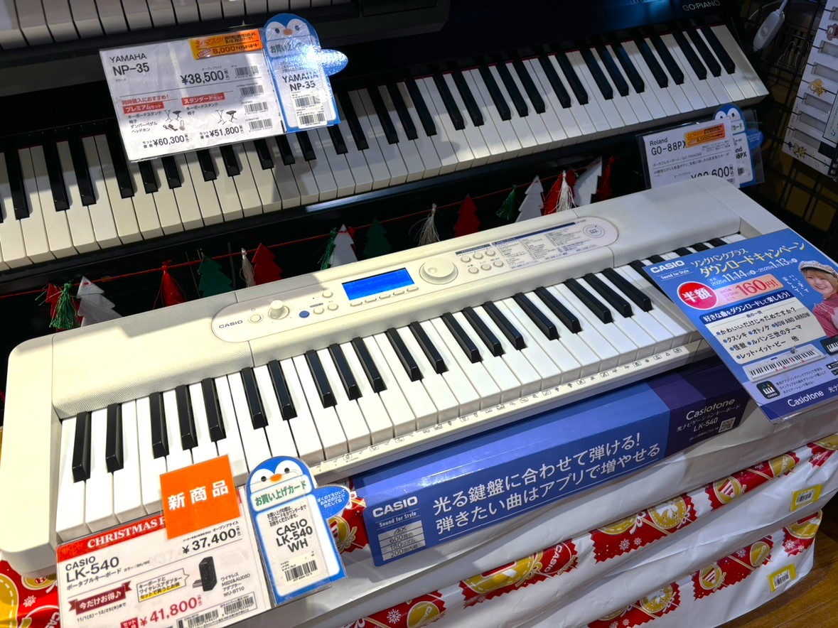 もうすぐクリスマス♪プレゼントのご準備は進んでいますか？ 音楽に興味を持ち始めたお子様や、新しく趣味を始めたいシニアのお客様にもぴったりのキーボードを CONTENTSキーボードはどうやって選ぶ？クリスマスプレゼントにおすすめのキーボード3選！クリスマスの準備は今から！クリスマスプレゼント選びは、島 […]