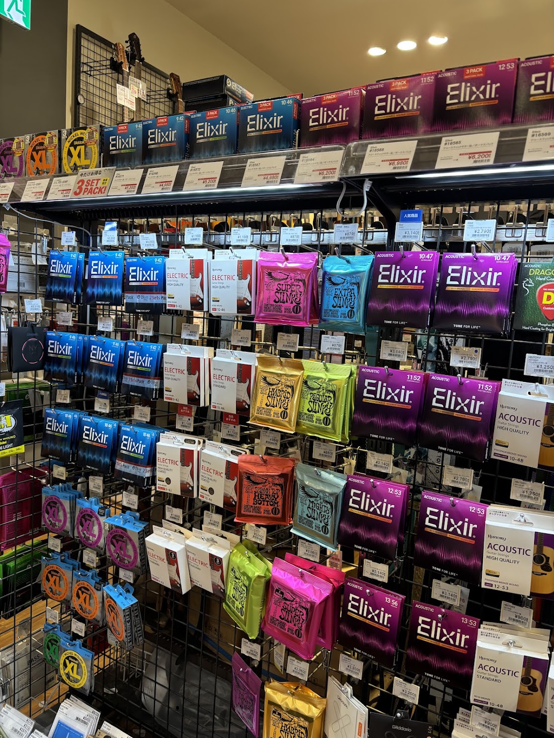 毎年即完売のエリクサー(Elixir)ギター弦ボーナスパックが今年も登場。だいたい2本分の価格で3本手に入る圧倒的コスパ。NanowebとOptiwebの違いや、ギタリストに選ばれる理由を専門スタッフが解説します。