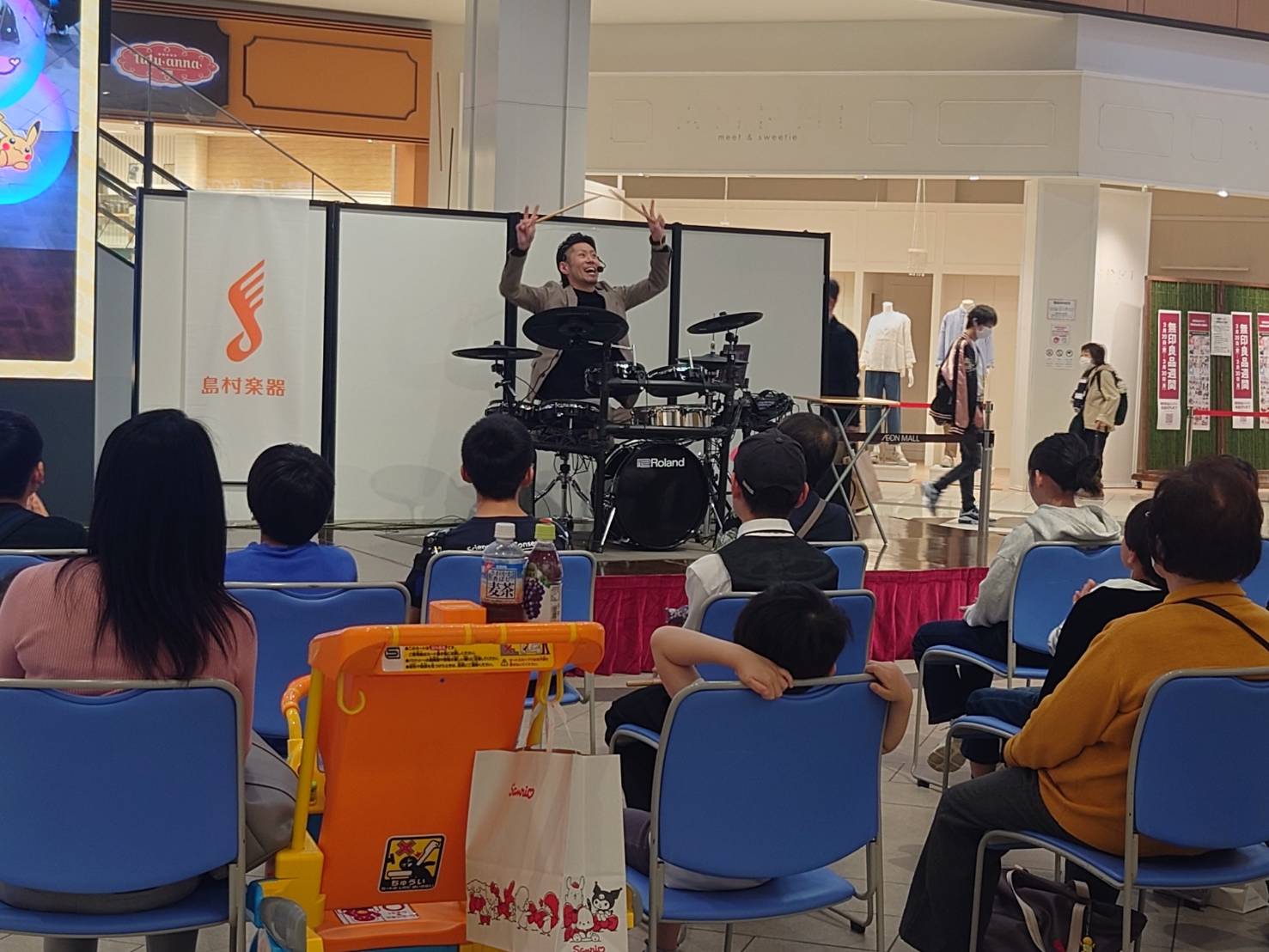 こんにちは！島村楽器 イオンモール京都桂川店です。3月30日(月)、当店ドラム教室に通う小学生の生徒様たちによるドラムイベント「Rising Drummers Live」を開催いたしました！ 平日午前の開催でしたが、吹き抜けの会場には多くのお客様が集まり、活気あふれる素敵なイベントとなりました。さっ [&hellip;]