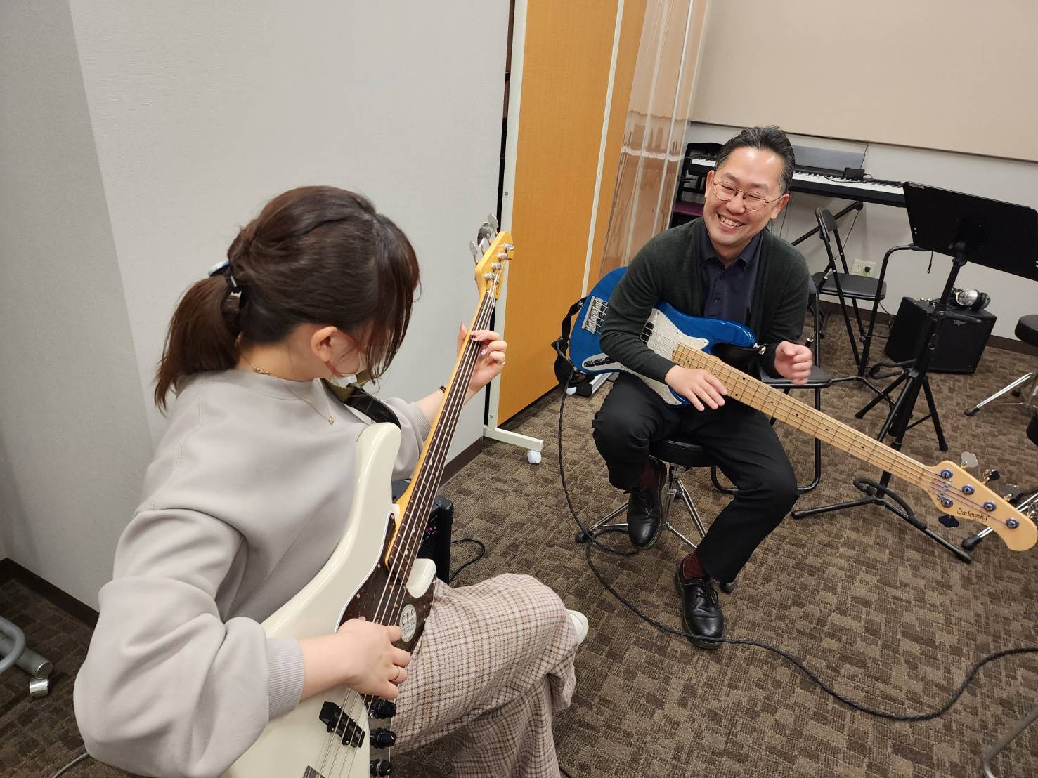 バンドでのベース演奏をもっと楽しみたい方へ向けた「夏の短期集中エレキベースレッスン」を開講します。忙しい学生さんや社会人の方でも通いやすい【全3回完結】の短期レッスンです。マンツーマンでしっかりレッスンしますので、ベース初心者の方も大歓迎です。 この夏、短期集中レッスンでベースの悩みをスッキリ解消し [&hellip;]