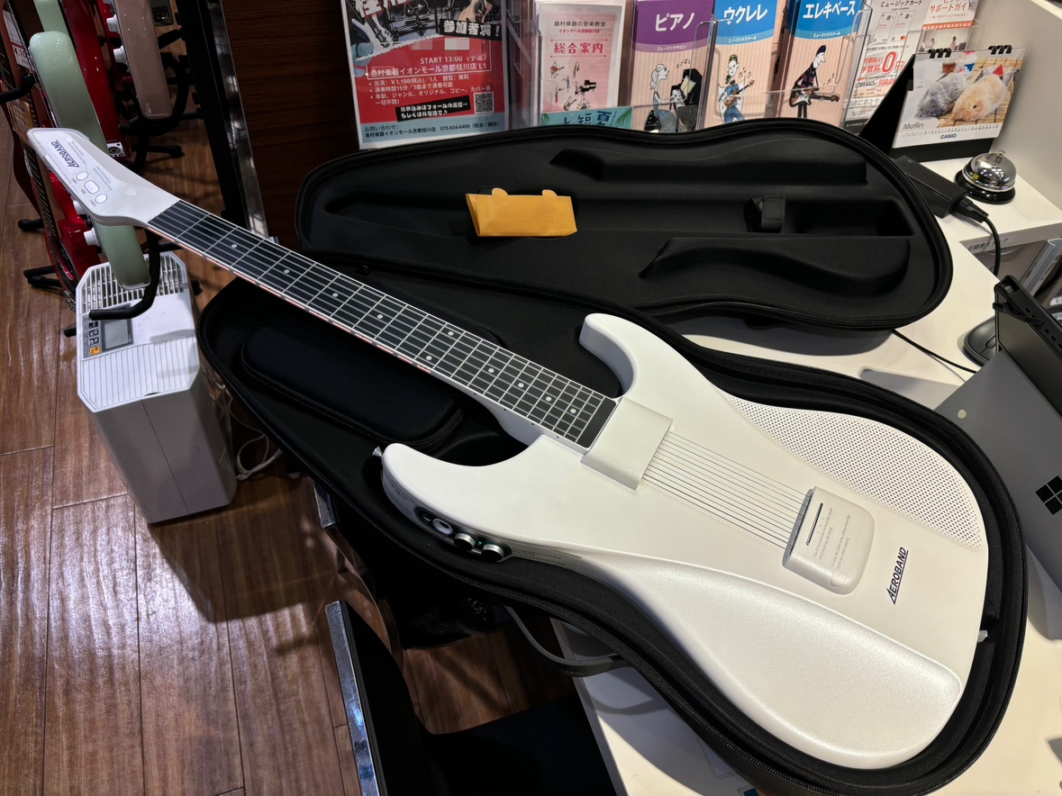 話題のスマートギター「AeroBand Guitar」正規取り扱い店の島村楽器京都桂川店です！取寄経験豊富な齋藤が検品・使い方まで徹底サポート。痛くないシリコン弦で挫折知らず！ホワイト・ブラック取扱中。