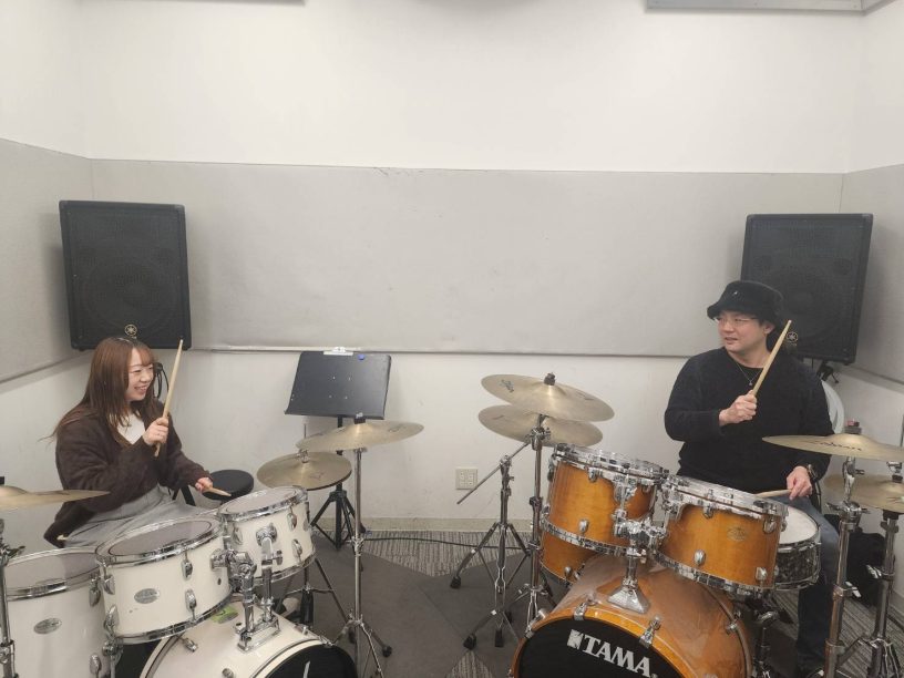 島村楽器 イオンモール京都桂川店では、ギター・ベース・ドラムのレッスン生を募集しています！ 「バンドで演奏したい」「楽器を始めてみたい」「もっと上達したい」など、一人ひとりのレベルや目標に合わせて、演奏のコツをわかりやすくレクチャーします。 軽音楽部で活動中の方はもちろん、これから楽器を始めたい方に [&hellip;]