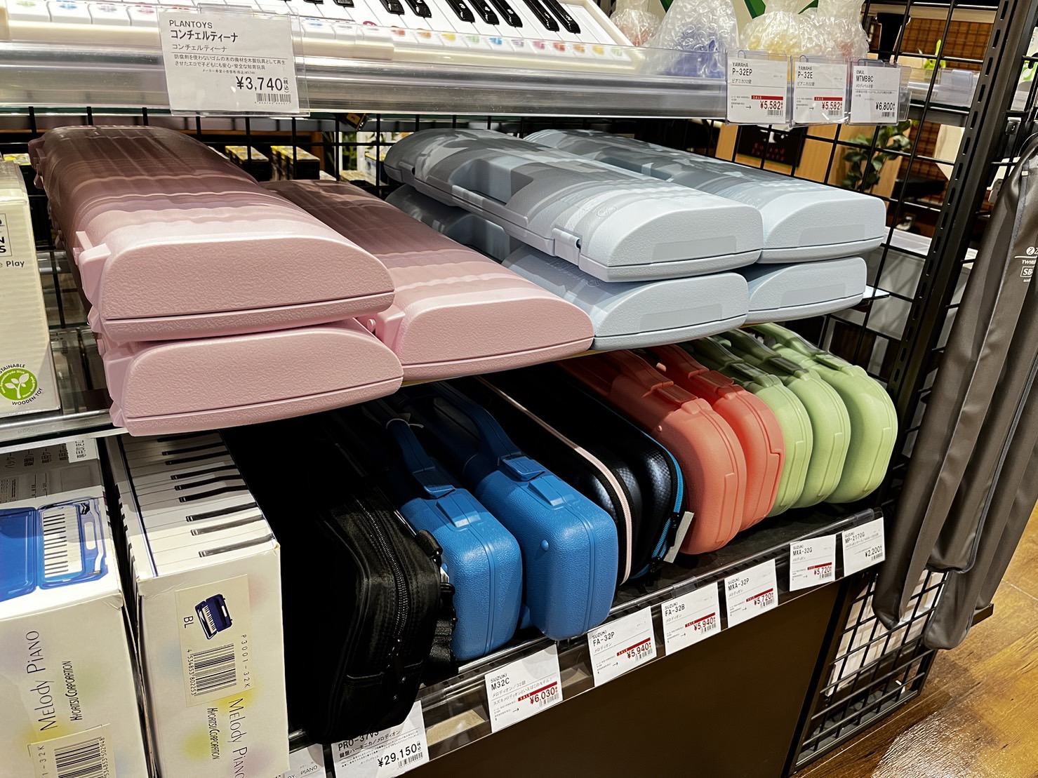 入園、入学、新学期に入る際に必要となる「鍵盤ハーモニカ」「リコーダー」「カスタネット」など、多数お取り扱いしております！ 一生モノの楽器は、ご自身の好きな楽器で！カラー展開も豊富で、気になる商品がきっと見つかると思います！ もちろん、学校の規則に基づいた楽器もお取り扱いしております。 もうすぐ四月。 […]
