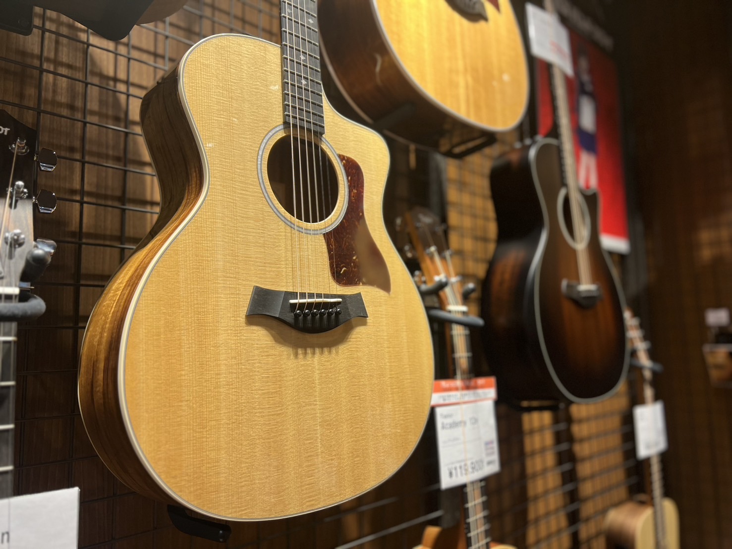 Taylorギターお探しの方はららぽーと福岡店へ ららぽーと福岡店ではミニサイズのベイビーテイラーからアメリカ製の400番台までの機種を幅広く展示しております。 Taylor(テイラー)のアコギをお探しの方はぜひ当店にご来店ください。 展示機種 お問合せ