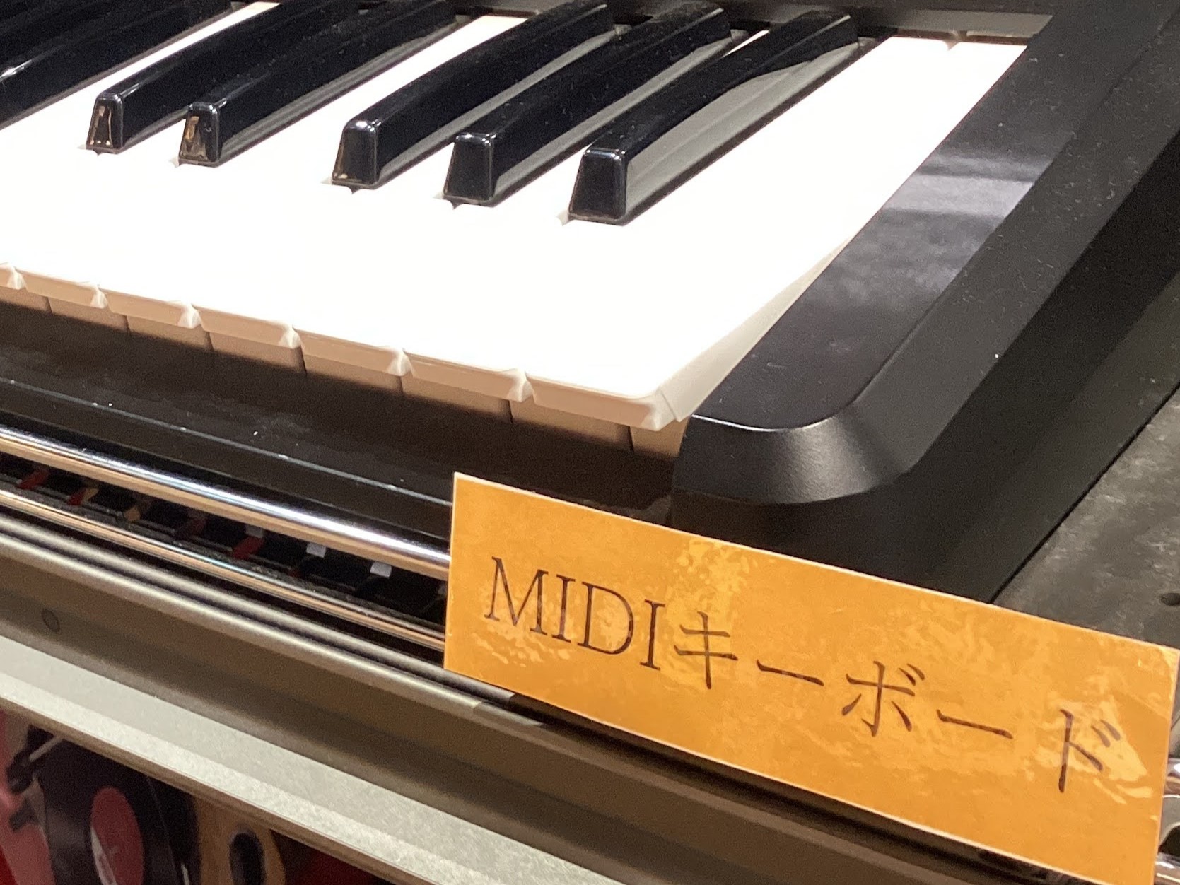 「MIDIキーボードってプロが使うもの？」と思っているあなたへ！ “自宅で音楽制作なんて難しそう…”と感じていませんか？NO！ もうそんな時代は終わりです！いまや誰でもカンタンに音楽を作れる時代。MIDIキーボードはパソコンでの作曲・DTMの第一歩に欠かせない「音のコントローラー」。楽器の演奏経験が […]