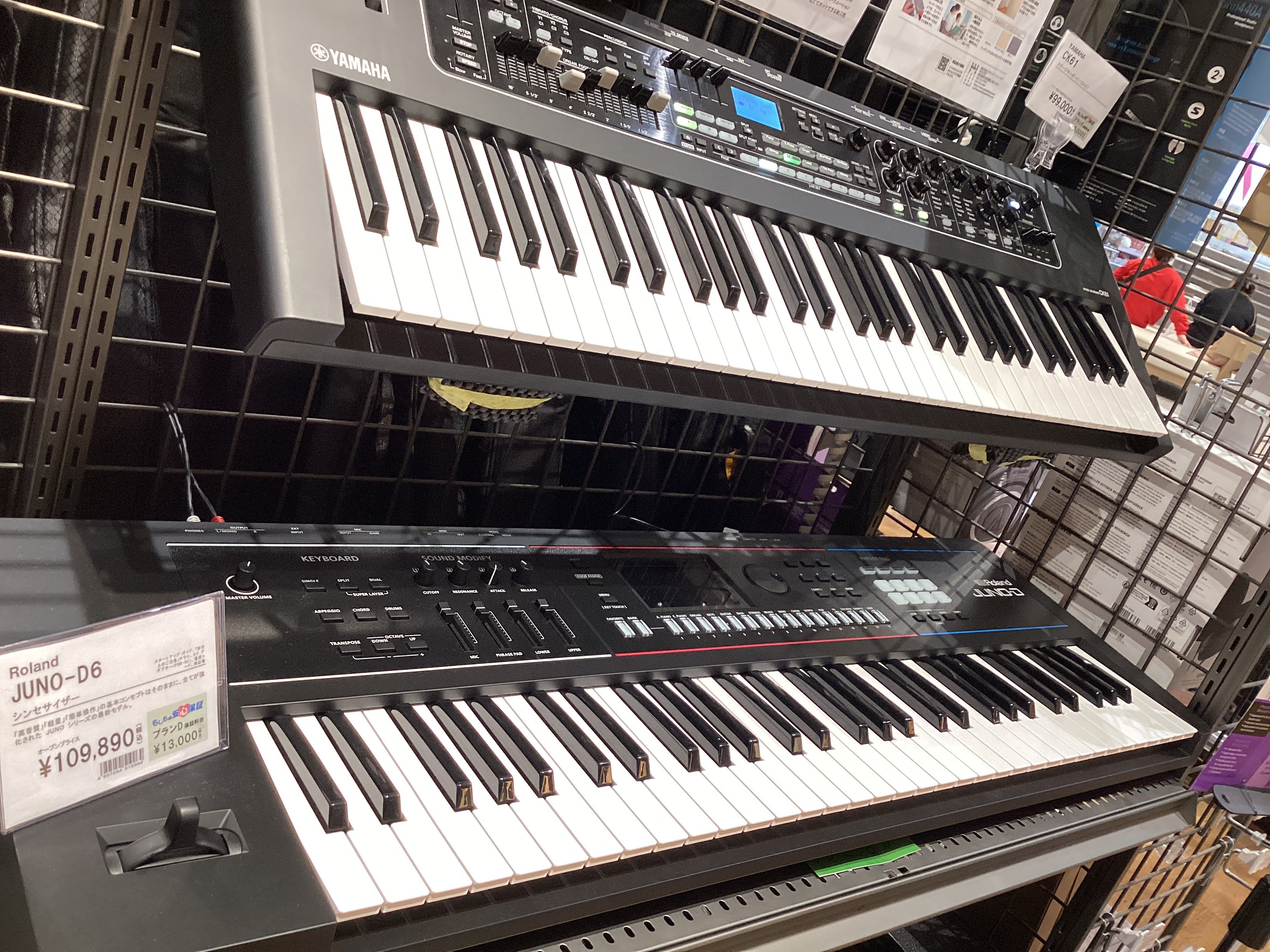 「キーボードって難しそう…」と感じているあなた！ YES, YOU！ そのイメージ、今日で変わります！ 「ボタンが多くて触るのが怖い」「プロ向けの機材でしょ？」そんな印象を持っていませんか？実はシンセサイザーこそ、“音楽づくりの楽しさ”をすぐ実感できる楽器なんです！ 鍵盤を押すだけで、ピアノ・ストリ […]