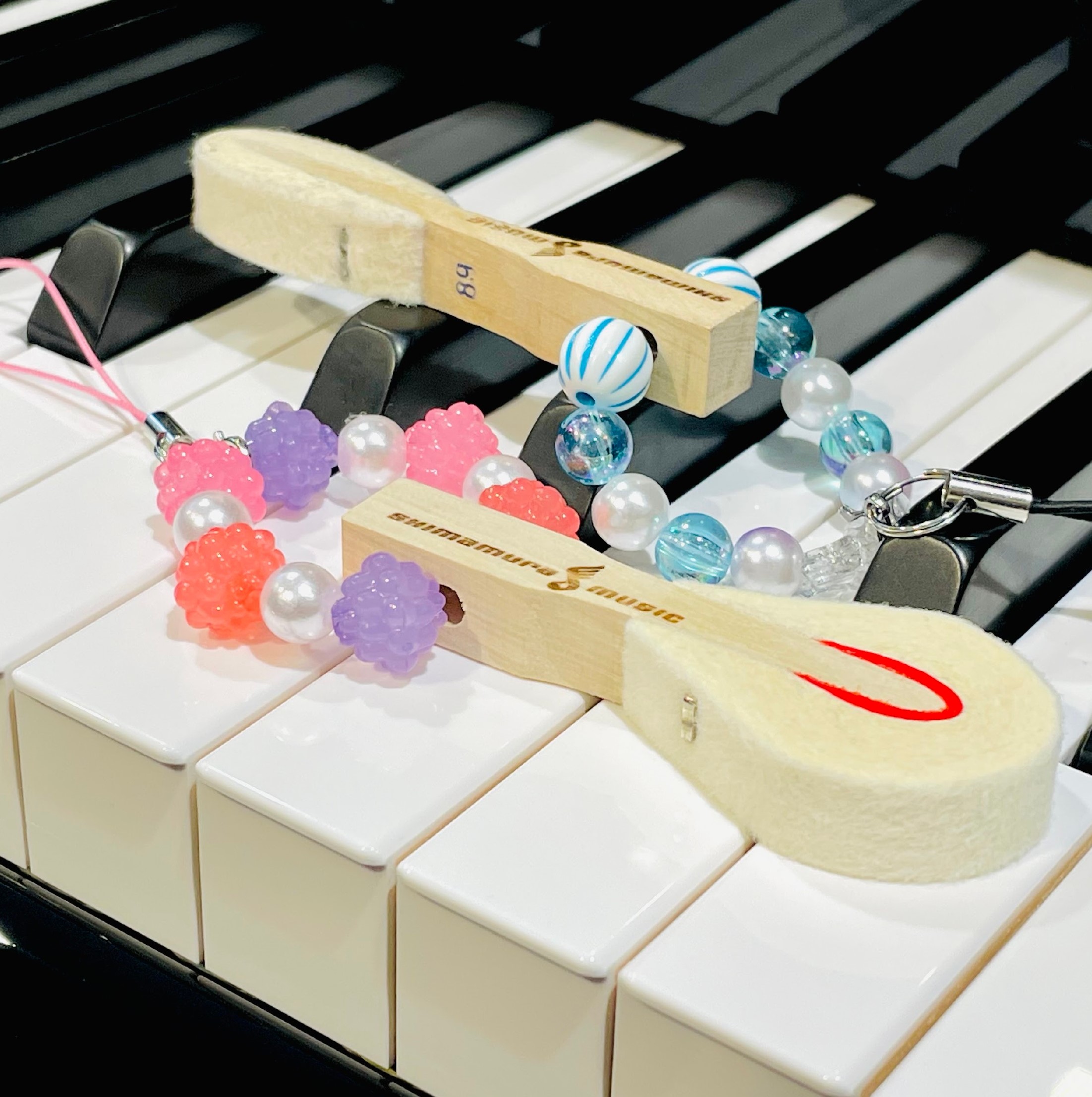 CONTENTSピアノのハンマーを使ってキーホルダー作りイベント詳細お申込み・お問合せピアノのハンマーを使ってキーホルダー作り 昨年も開催しました人気クラフトイベントを、今年も開催することになりました。 アコースティックピアノの中に入っている「ハンマー」とビーズを使って、世界に一つだけのオリジナルキ [&hellip;]