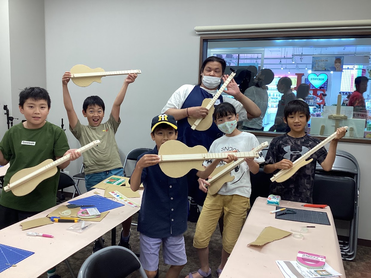 7月29日（土） 第1回「イチゲン」ワークショップを開催致しました。 今回は、夏休みの自由工作・自由研究にと仲良し5人組が参加してくれました。 作業中の様子をご覧下さい♪♪♪ CONTENTSワークショップの様子ワークショップの様子 スタッフの説明を聞いてまずはネック部分を作ります。 みんな、慎重に […]