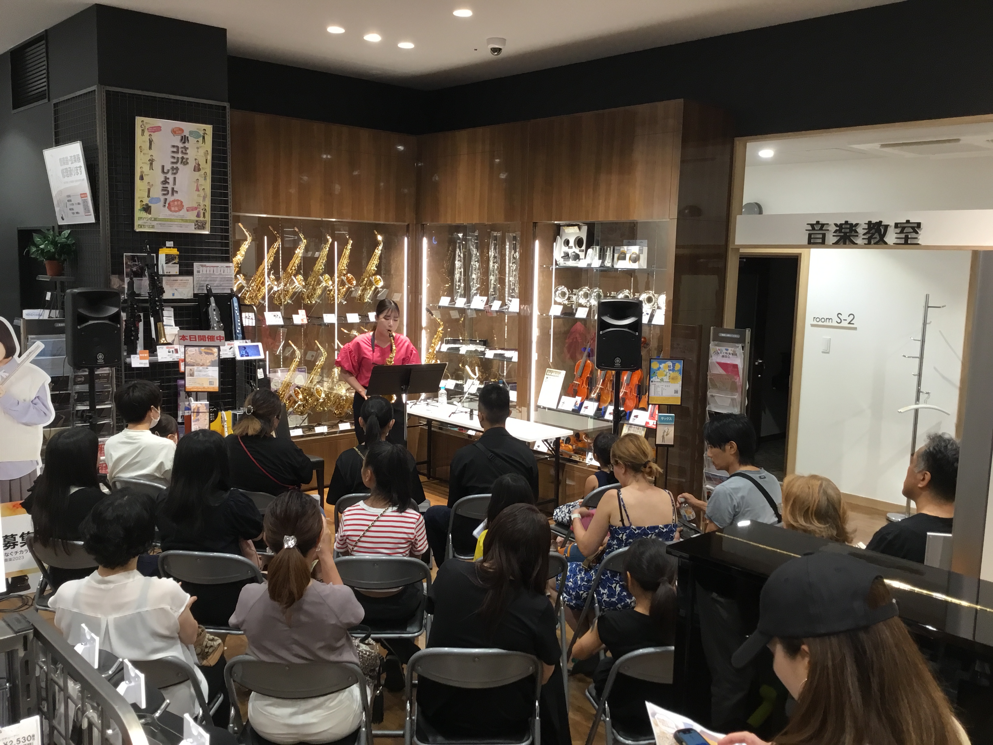 みなさま、こんにちは！島村楽器ららぽーと門真店、音楽教室担当の國澤です！ 8/20に開催しました当店音楽教室、サックス講師の下本遥香先生によるコンサートです！！ コンサートの後に、その場でプチ体験会も実施いたしました🎵 CONTENTS～アルトサックスでの演奏～～デジタル管楽器（エアロフォン）での演 […]