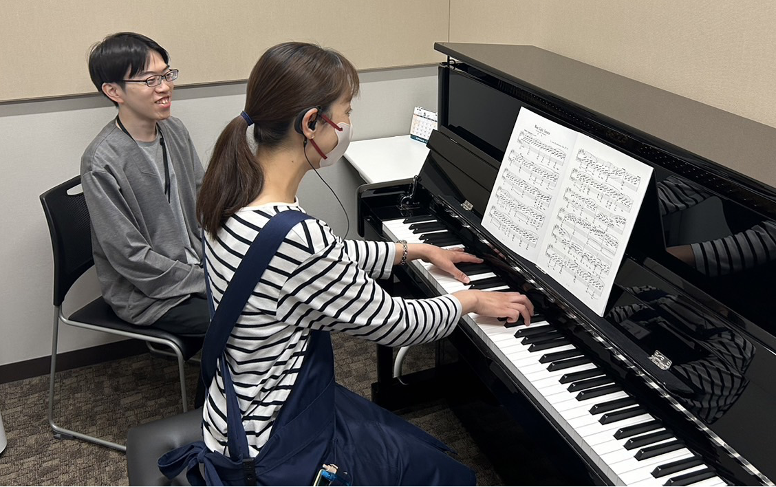 むか～し、むかし ピアノ教室に通っていた私は、ピアノの先生が怖すぎて・・・練習不足な私が悪かったんだけど・・・ピアノを辞めてしまいました 今、母になり、我が子がピアノの練習をしていると ピアノを弾けるのっていいな♪♪♪と思い、また弾きたくなってきちゃって、 島村楽器の予約制ピアノ教室、ピアノサロンの […]