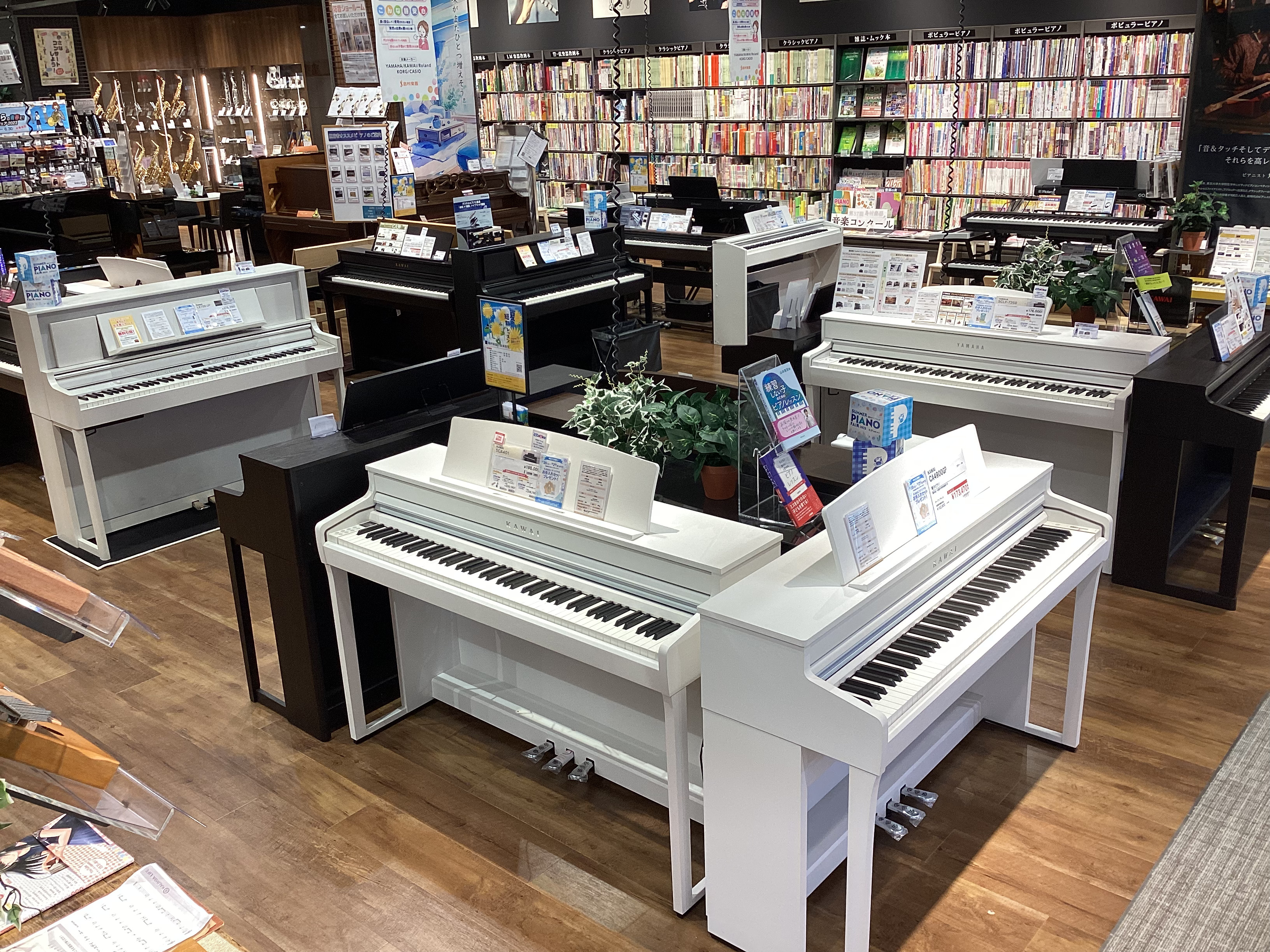 こんにちは。島村楽器ららぽーと門真店 電子ピアノ担当の村山です。 よくお聞きするのが「置き場所の確保が大変なので、コンパクトなものが良いのですが・・」というお言葉。コンパクトで且つ様々な機能が付いている電子ピアノって魅力的ですよね。そこで今回は、コンパクトさ重視！で門真店に展示している4台を比較して […]