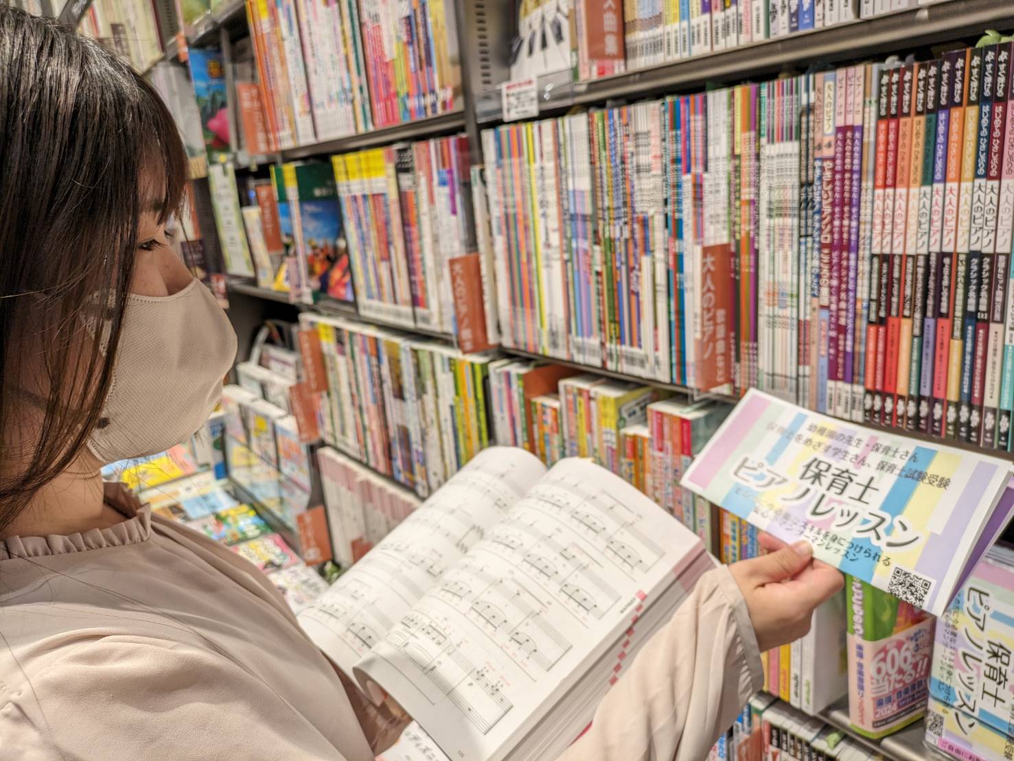 みなさん、こんにちは！音楽教室担当の國澤です。 私は保育士として働いていた経験があり、幼少期から20年以上ピアノを習い続けています！ 門真店のピアノ教室には「保育士ピアノサロンコース」があるので、保育士目線で体験レッスンを受講してみました！ CONTENTS保育士ピアノサロンって？レッスン前の様子レ […]
