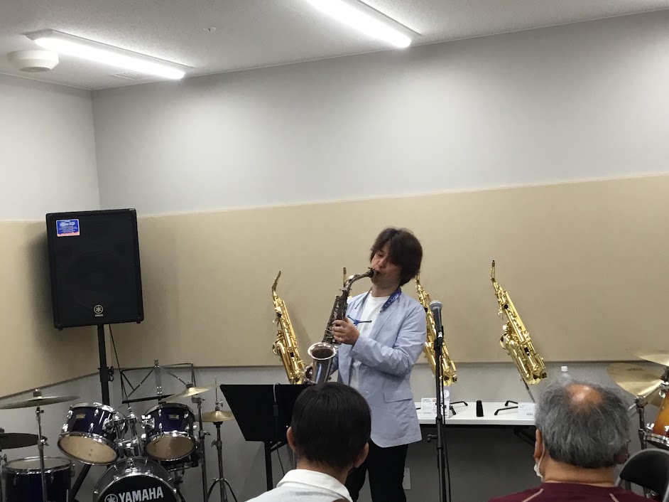 サックス奏者に絶大な人気を誇る【めちゃモテ・サックス】の著者萩原隆氏と、島村楽器ららぽーと門真店の夢のコラボレーション企画！その時の様子を少しだけレポートしたいと思います。 CONTENTS萩原隆さんプロフィール前半は公開レッスン後半はスペシャルコンサート！スタッフと記念撮影おまけ萩原隆さんプロフィ […]