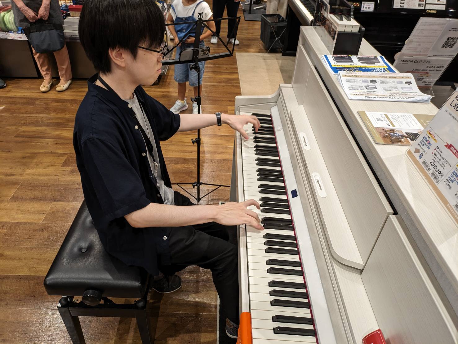 こんにちは。ピアノインストラクターの山家です。 先日6月30日に実施しました、店頭コンサートの様子をレポートします！ CONTENTS使用楽器のご紹介コンサートの様子ピアノインストラクター山家有翔のサロン紹介使用楽器のご紹介 店頭展示楽器である、RolandのLX6GPで演奏いたしました。 2024 […]