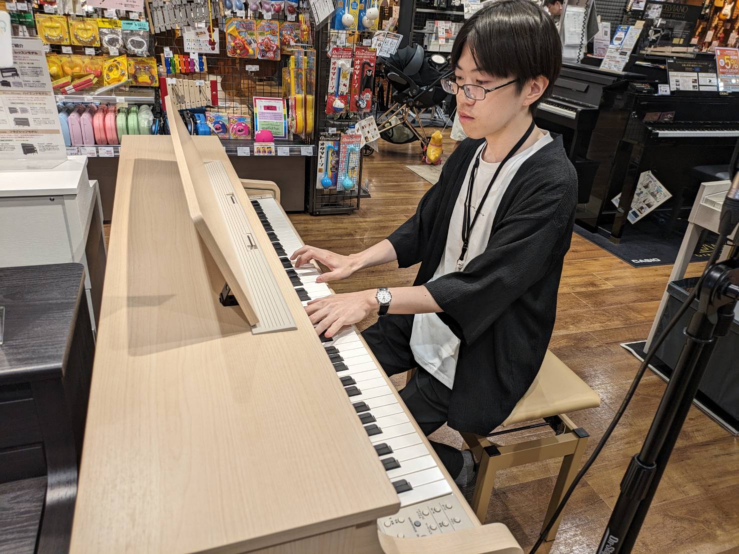 こんにちは！ピアノインストラクターの山家です。 先日8/18(日)に開催しました店頭でのコンサート「YAMA HOUSE」の様子をレポートします！ CONTENTS使用楽器のご紹介コンサートの様子次回開催について使用楽器のご紹介 来月9月5日に発売予定の新製品、YAMAHA SCLP-8450で演奏 […]