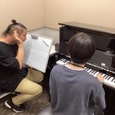 【それいけ！音楽の深みへ！】楽譜の読めないおしゃべり男が譜読みのレッスンを受けてみた
