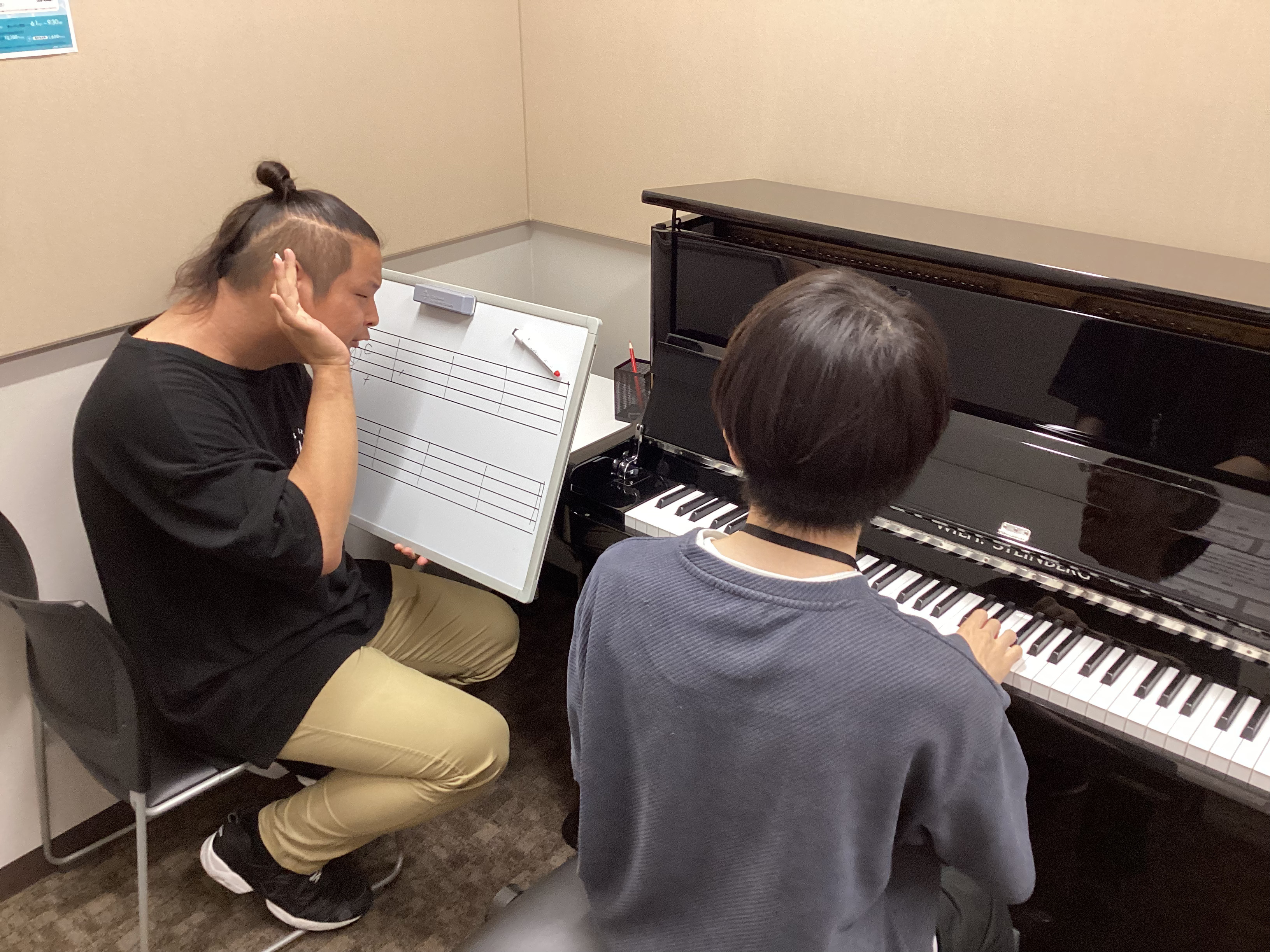 皆さま、お元気ですか？私は元気です。 門真店の大きい身体と心と声担当、夏の申し子こと松岡です。 そんな私が書き綴りますは、ソルフェージュサロンの体験レッスンであります！ CONTENTS演奏したい曲の楽譜が。。。ソルフェージュサロンってなに？いざ、レッスン室へ入室！レッスン①　楽典レッスン②　聴音レ […]
