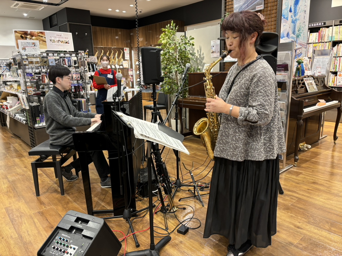 みなさま、こんにちは！ 音楽教室担当の西岡です。 11月30日(土)に開催されましたSAX×PIANO LIVE＆体験会の模様をレポートします。 CONTENTS演奏講師のご紹介ライブスタート！先生方のトークの一部・・・体験会冬の短期レッスン実施中次回イベントのご紹介演奏講師のご紹介 火曜日サックス […]