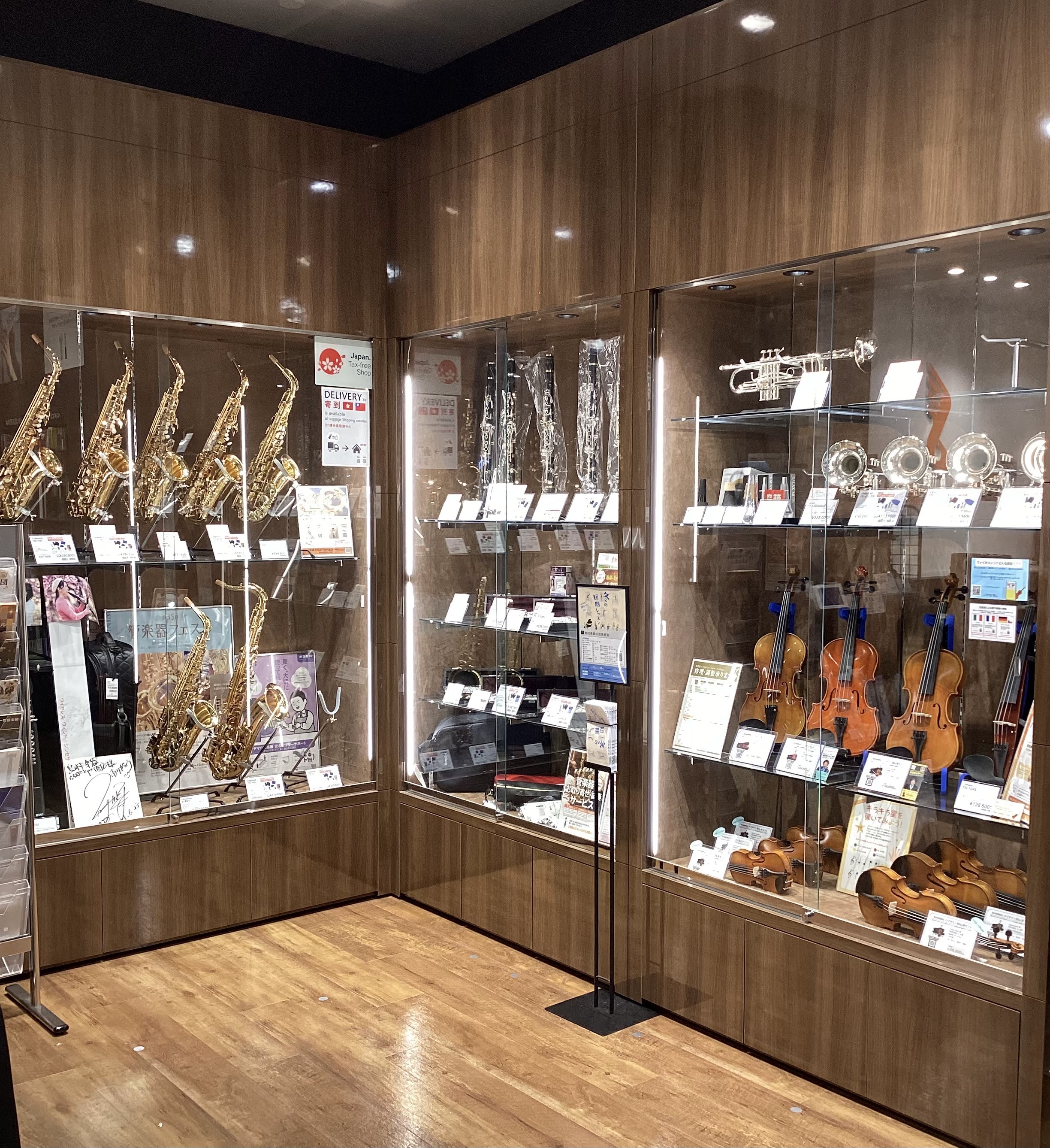 皆さまこんにちは！島村楽器ららぽーと門真店、管楽器担当の村山です！木管楽器や金管楽器等の管楽器ってかっこいいですよね～！”吹奏楽部に入部しそろそろマイ楽器を…”　”憧れのあの楽器を吹いてみたい”　”色々な価格帯があるけど何が違うの？”等々様々な方に寄り添ってご説明させていただきます。まずは見に来るだ […]