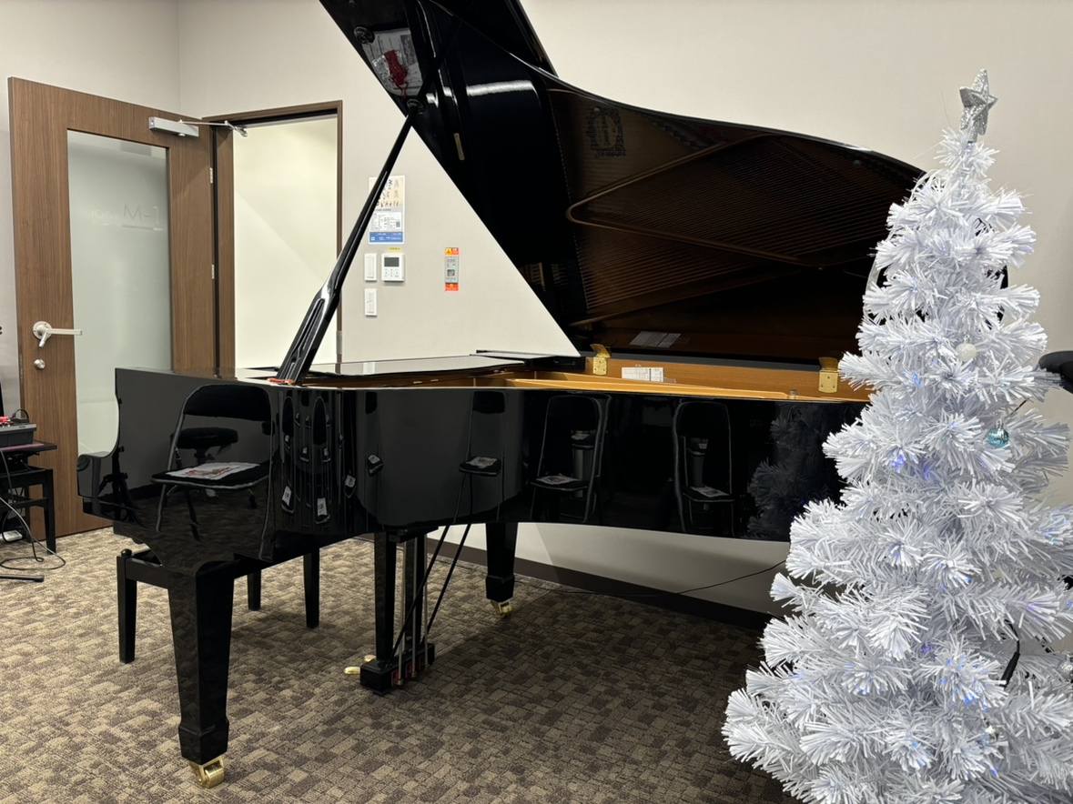 メリ～～～～クリスマ～～～ス！！！ こんにちは！音楽教室担当の杉浦です。 先日行われました音楽教室の生徒様によるミニ発表会「クリスマスパーティー」の模様をレポートしていきます♪ CONTENTS第一部　～大人の部～第2部　～大人と子供の部～最後に第一部　～大人の部～ ひこうき雲　荒井由実 生徒様と講 […]
