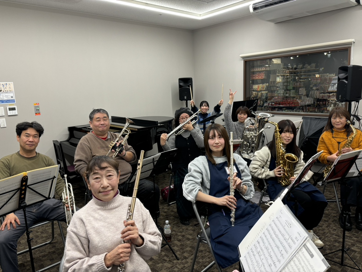 みなさまこんにちは！そしてあけましておめでとうございます。 今月の「ららかど吹奏楽団」の模様をレポートさせていただきます！ CONTENTSららかど吹奏楽団とは1/5の練習の模様次回の練習ららかど吹奏楽団とは ららかど吹奏楽団は月に1回、門真店で活動しているサークルです！ どなたでも参加できますので […]
