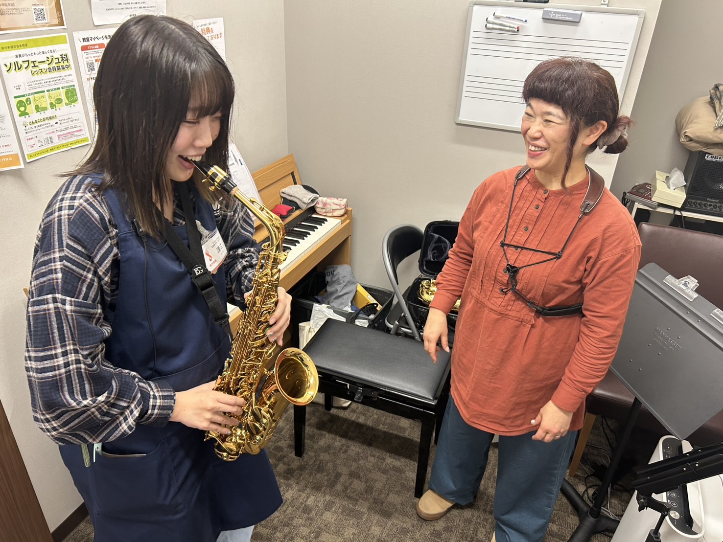 皆さん、こんにちは！ ららぽーと門真店スタッフの溝江です。 サックスには一度も触れたことのない・・・入門者のスタッフが体験レッスンを受けてみました！ ご協力いただいたのは、ららぽーと門真店で火曜日・木曜日に開講していらっしゃる千原先生です！ CONTENTSリードを準備！楽器を吹く前に・・・マウスピ […]