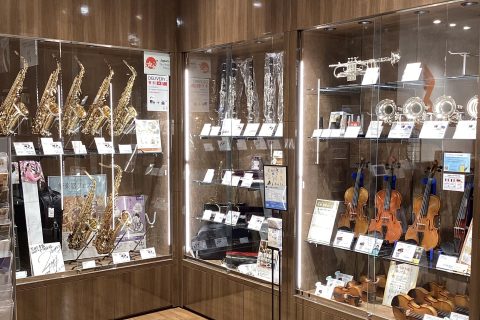 皆さまこんにちは！新生活が始まり、これから楽器を始める方も多いのではないでしょうか。”趣味で始められる方”　”吹奏楽部に入部しマイ楽器をご検討されている方”　等、いらっしゃるかと思いますが、門真店では、全ての管楽器においてご試奏いただくことが可能です。※店頭に置いていない商品についてはスタッフまでお […]