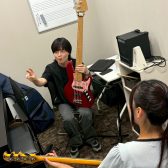 【小学生高学年から80代まで通えるエレキベース教室】ららぽーと門真店　エレキベース講師：秋山　ひろき(あきやま　ひろき)