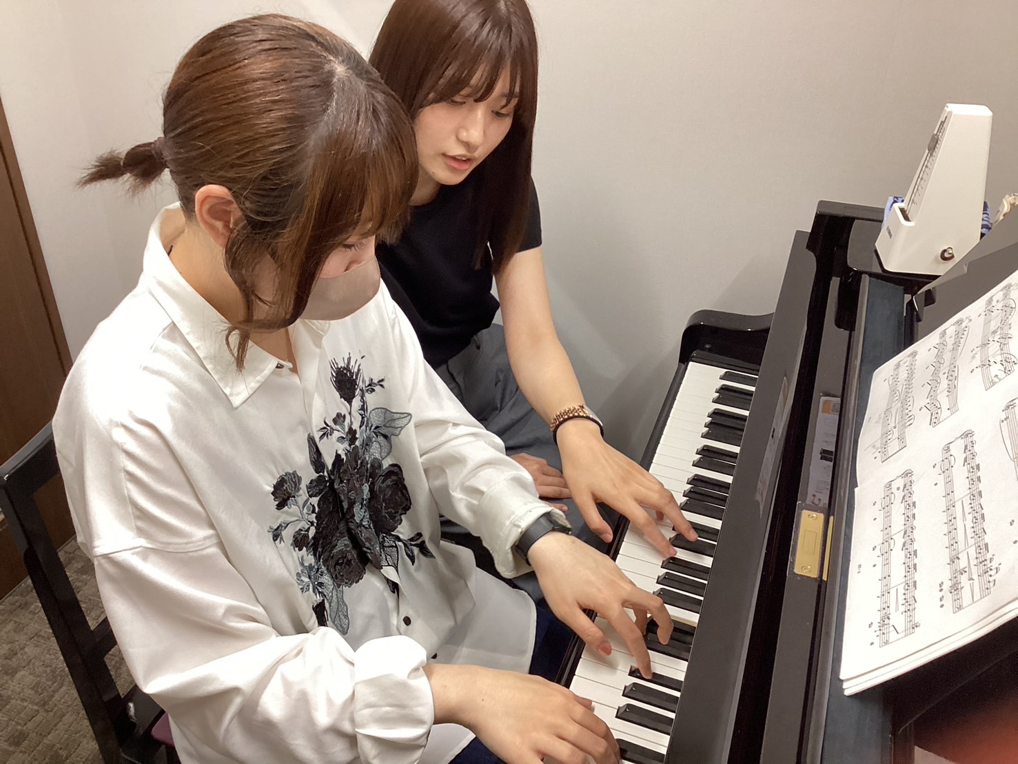 火曜日・木曜日にピアノ教室を開講している西本先生にインタビューしてみました！ CONTENTSプロフィール西本先生にインタビュー！西本先生のレッスン体験記コース・料金プロフィール 5歳からピアノを始める。大阪府立夕陽丘高校音楽科、大阪音楽大学ピアノ演奏家特別コースを卒業したのち、同大学院ピアノ研究室 […]