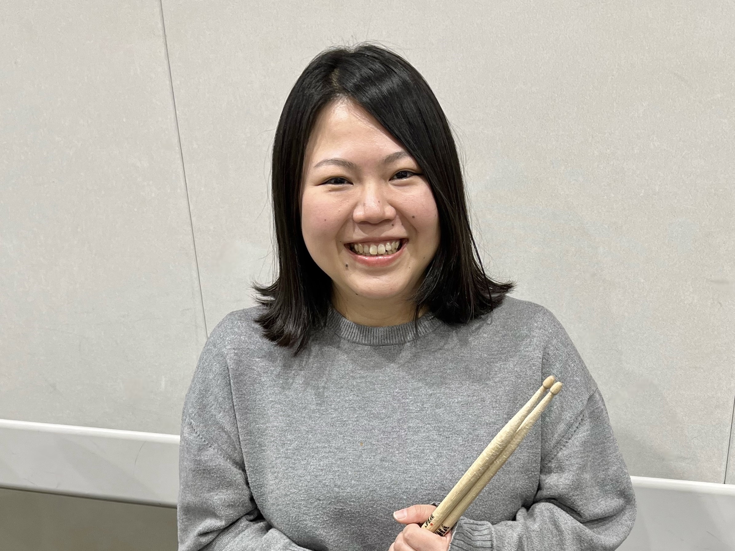 ららぽーと門真店　2025年6月新規開講！ CONTENTSプロフィールインタビュー料金・形態本番の楽しさを知るイベント・発表会よくあるご質問レッスンの様子レッスンのお申込・お問い合わせプロフィール 8歳でドラムと出会い、17歳から本格的に始める。 所属バンドではフェスなど大きなステージでの演奏を経 […]