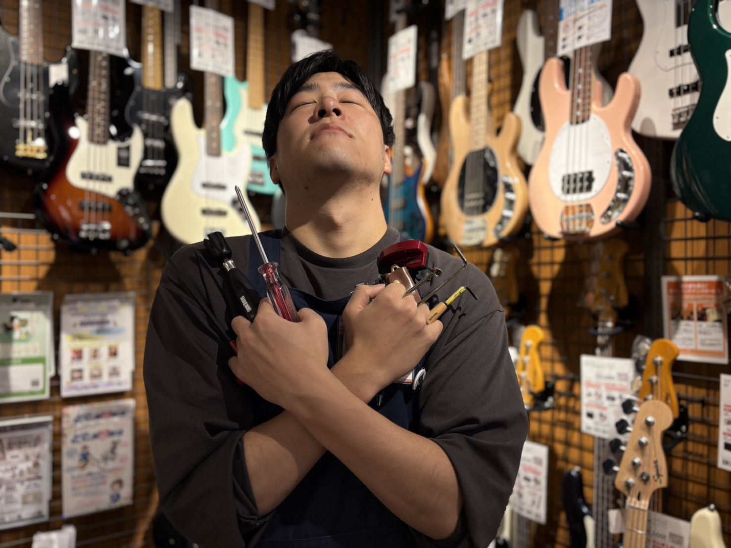 上級ギターアドバイザー・エレキギター・エレキベース担当中尾（なかお）