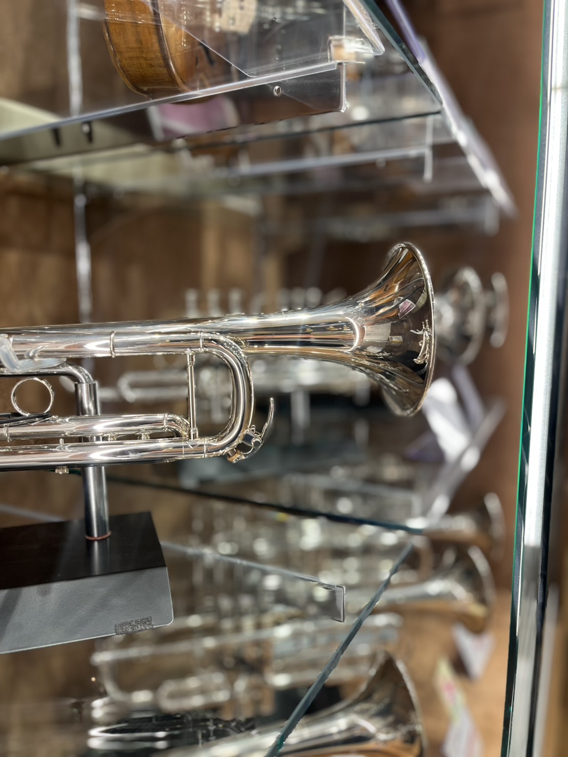 こんにちは！島村楽器ららぽーと門真店の松村です。 今回は管楽器の音楽教室に通うメリットをお話しさせていただきます！ 「なんか思い通りに演奏ができない…」「どうしてもソロが吹きたい！！」管楽器を演奏する上で絶対にぶつかる壁だと思います。 なかなか一人では壊しにくいその壁、プロと一緒に壊しませんか？ 今 [&hellip;]
