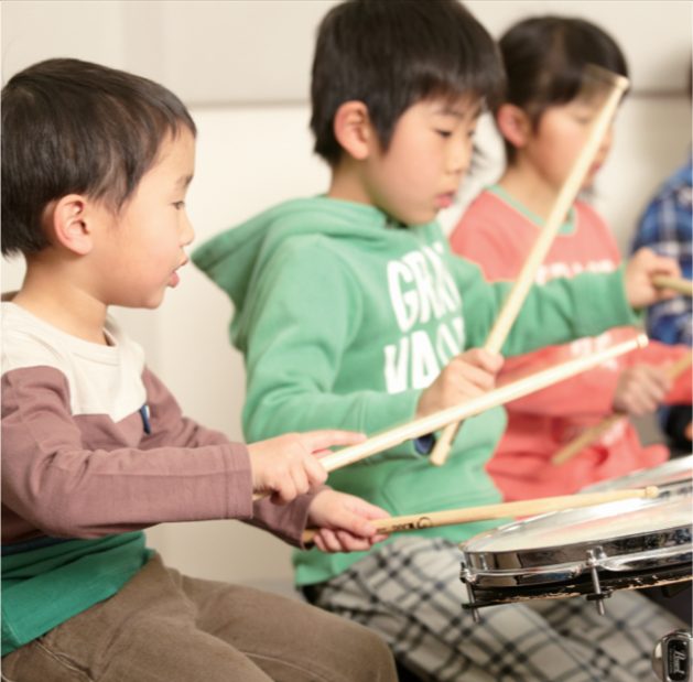 3月、5月と開催させていただきましたキッズドラム体験会ですが、 「初めて楽器を触ることが出来て楽しかった」「またやってみたい」などのお声をたくさんいただき、 この度第三弾を開催することになりました！ 「ドラムって難しそう…」「うちの子、じっとしていられるかな…」 そんな心配は無用です！講師が楽しく、 [&hellip;]
