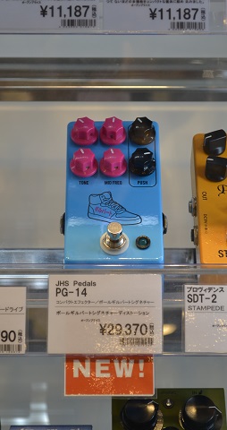 　アメリカのエフェクターブランド「JHS Pedals」より、Mr.Bigのギタリストである[[!!ポール＝ギルバート氏によるディストーションペダル・シグネイチャーモデル「PG-14」!!]入荷しました。 *ポールのセンスが光る2つのコントロール 　シアンに近い青の筐体にマゼンダのノブ、色の三原色の […]