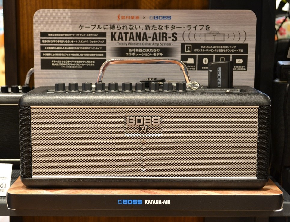 　コンパクトエフェクターでお馴染みのBOSSのワイヤレスギターアンプ「[!!KATANA-AIR!!]」の島村楽器コラボレーションモデル「[!!KATANA-AIR-S!!]」、当店にて販売中です。 *フロントとコントロール部分が銀色に 　ギターとアンプをつなぐケーブルを必要としないワイヤレスギター […]