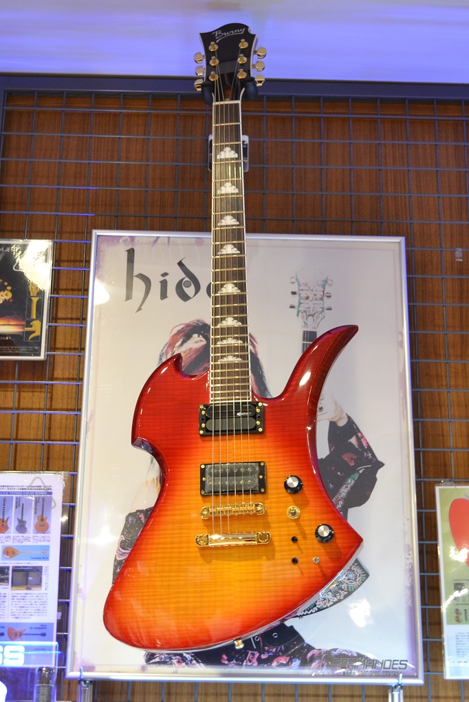 　言わずと知れたX JAPANのギタリスト、Hide氏モデルの上位版、[!!MG-380X CS(チェリーサンバースト)!!]、入荷しました。 *Hide氏オリジナルギターにより近く 　ストラトキャスターやレスポールといったオーソドックスなギターとは違う、初めて目の当たりにしたら面喰いそうな異形のフ […]