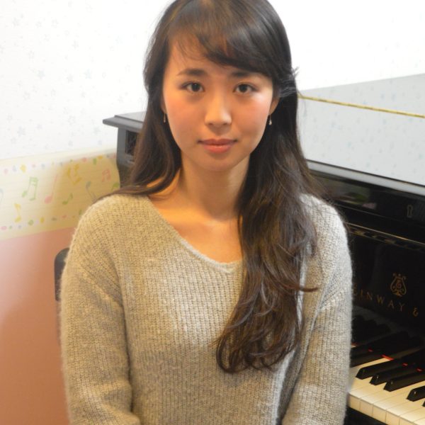 村上　絢香（むらかみ　あやか）<br />
5歳よりピアノを始め、桐朋音楽大学音楽学部ピアノ科を卒業。<br />
これまでに遠藤恵眞子氏、日比谷友妃子氏、三上桂子氏に師事。<br />
第19回ショパン国際ピアノコンクールin ASIA、銅賞。<br />
