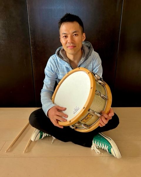 池田　成伸（いけだ　しげのぶ）<br />
10歳の頃よりドラムに興味を持つ。<br />
高校卒業後音楽学校にて様々な演奏法、音楽理論を学ぶ。