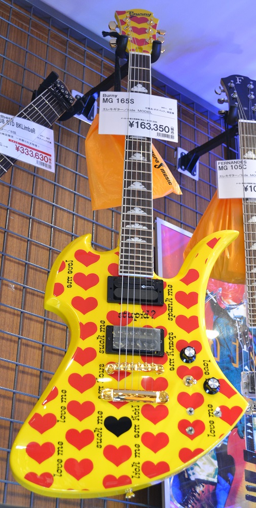 　突然の別れから22年、未だ忘れ難きX JapanのギタリストHide氏愛用のギターを基にしたモデルの1つ、[!!イエローハート!!]こと「[!!MG-165S Yellow Heart!!]」、当店にて入荷しました。 *一期一会？ 　よく見るストラトキャスターやレスポールとは似ても似つかない、いわ […]