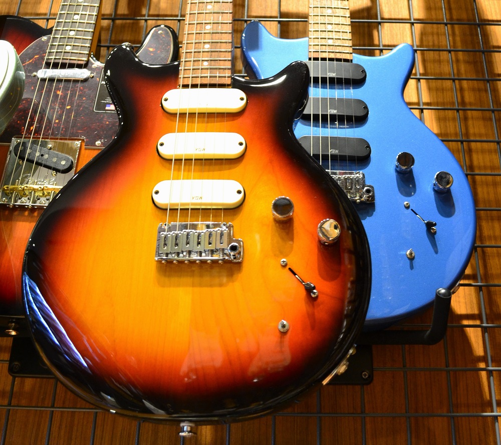 　神奈川県逗子市の国産ギターブランド「[!!Kz（ケイズ） Guitar Works!!]」のラインナップの1つで、ステージでの扱いやすさを念頭に置いた「[!!Kz One Junior!!]」の特注モデル、「[!!Kz One Junior SSD10 Synchro!!]」、2本入荷しました。  […]