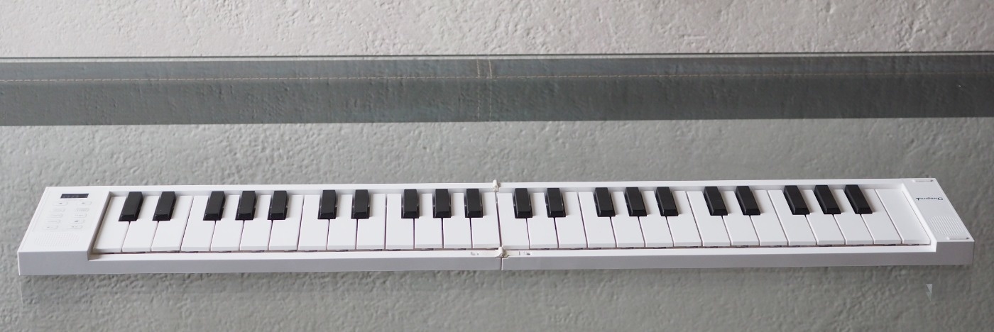 **TAHORNG　折りたたみ式電子ピアノ／MIDIキーボード　ORIPIA49　 TAHORNG　88鍵盤のキーボードが小さくなって49鍵盤のキーボードが入荷しました！ フルサイズの鍵盤、充電式、ステレオスピーカーなどの仕様はそのままに二つ折りでコンパクトに収納可能、重さはわずか1kg。幅60cm […]