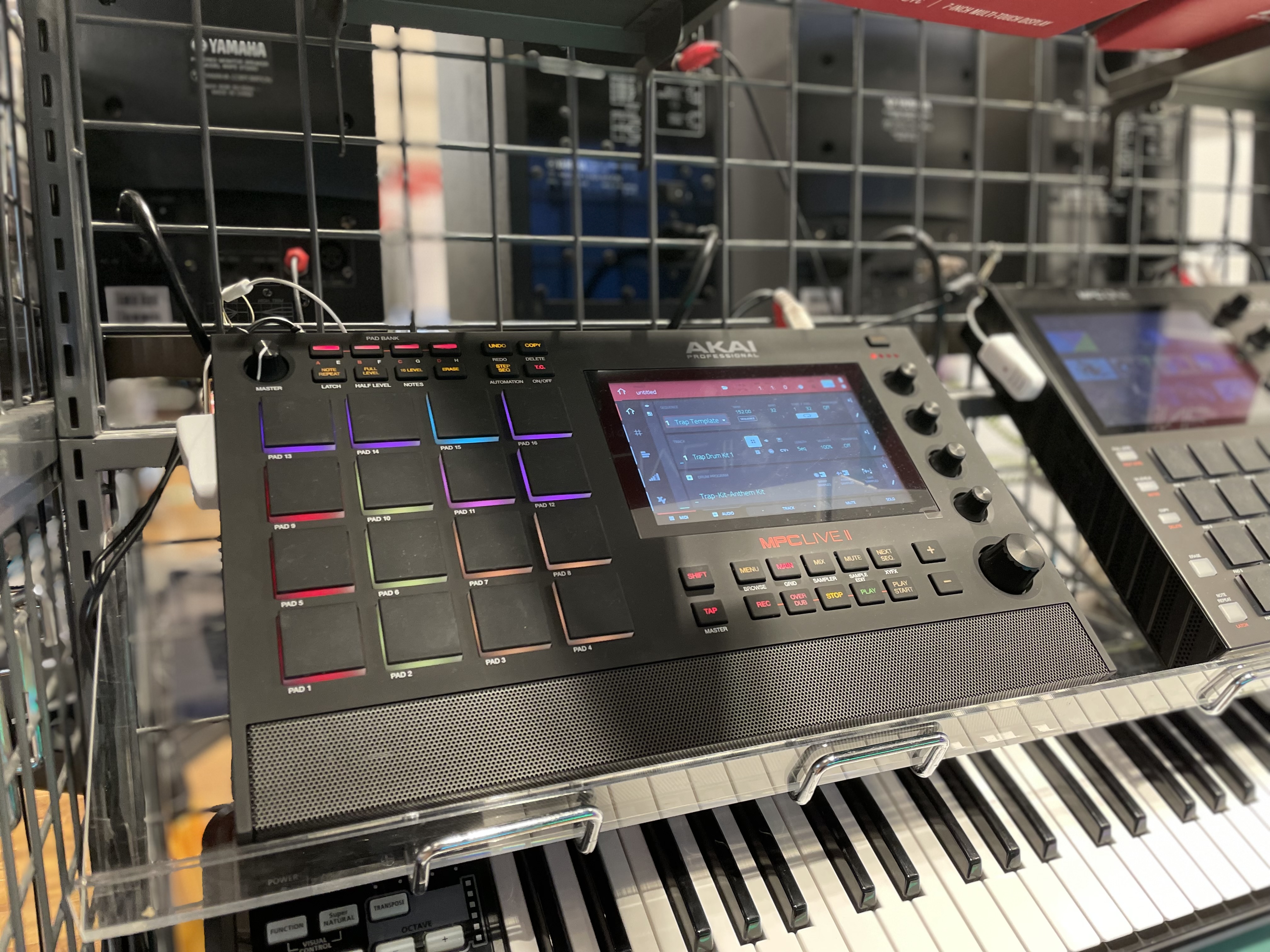 ストレージMPC Live IIには内部ストレージとして16GBのマイクロSDカードが内蔵。MPC Live IIはストレージ用のSDカードスロット、SSDまたはHDDドライブ接続用2.5インチSATAドライブベイ、USBメモリー用端子を装備しています。 ■MPC LIVE IIの主な特長PCを使わ […]