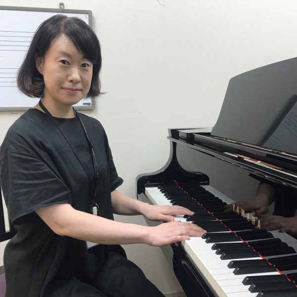 森田　得子（もりた　とくこ）<br />
武蔵野音楽大学器楽科ピアノ専攻卒業。<br />
ピアノを波塚三恵子、加藤久子、天野泰代、石川哲郎、澤田勝行、各氏に師事。<br />
管弦打楽器、声楽の伴奏、ソロ、ピアノコンチェルトなどで演奏会に出演。