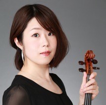 武井　麻緒（たけい　まお）<br />
5歳よりヴァイオリンを始める。<br />
東京音楽大学付属高等学校、同大学卒業。