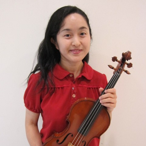 伊郷　彩花（いごう　あやか）<br />
4歳よりヴァイオリンを始める。<br />
ヴァイオリン、室内楽を名倉淑子氏に師事。<br />
オーケストラとの協演も経験。第77回読売新人演奏会に出演。<br />
フェリス女学院大学卒業